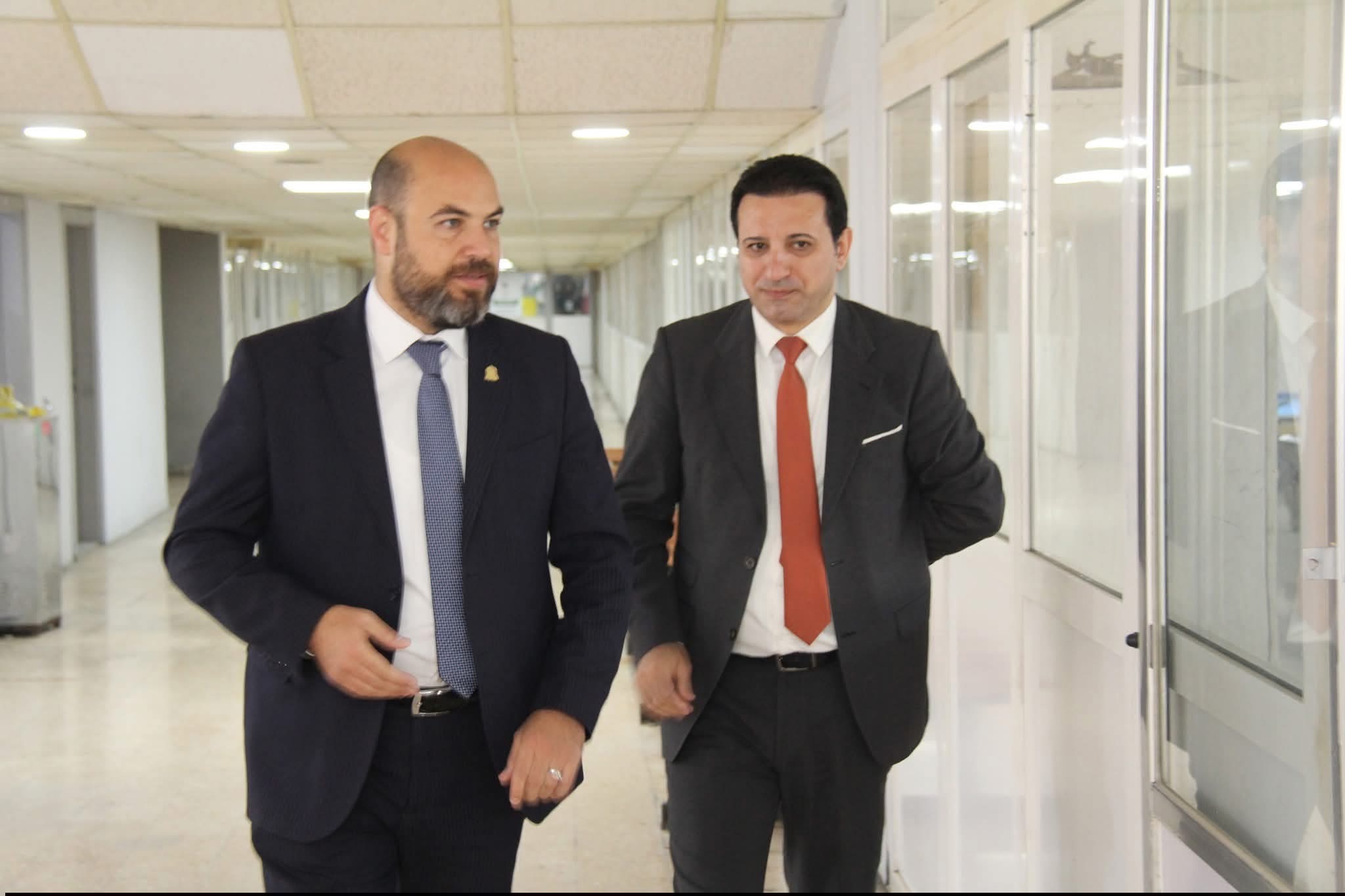 رئيس الجامعة يتفقد عمادة شؤون الطلبة
